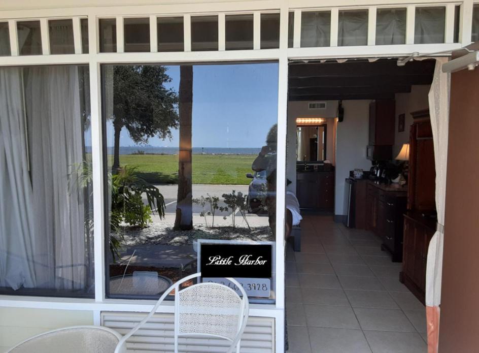 Charming One Bedroom Resort-Style Studio With Pool And Beach Access Ruskin Bagian luar foto