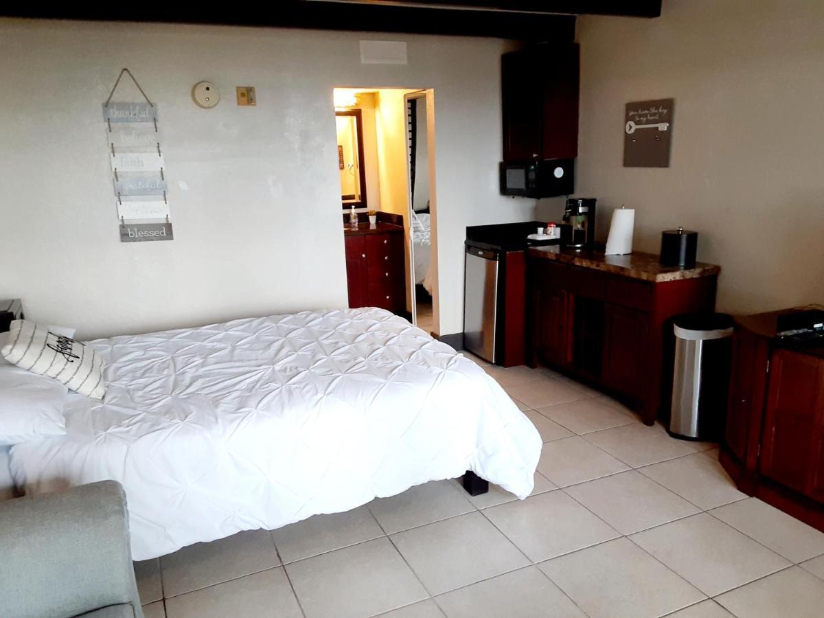 Charming One Bedroom Resort-Style Studio With Pool And Beach Access Ruskin Bagian luar foto