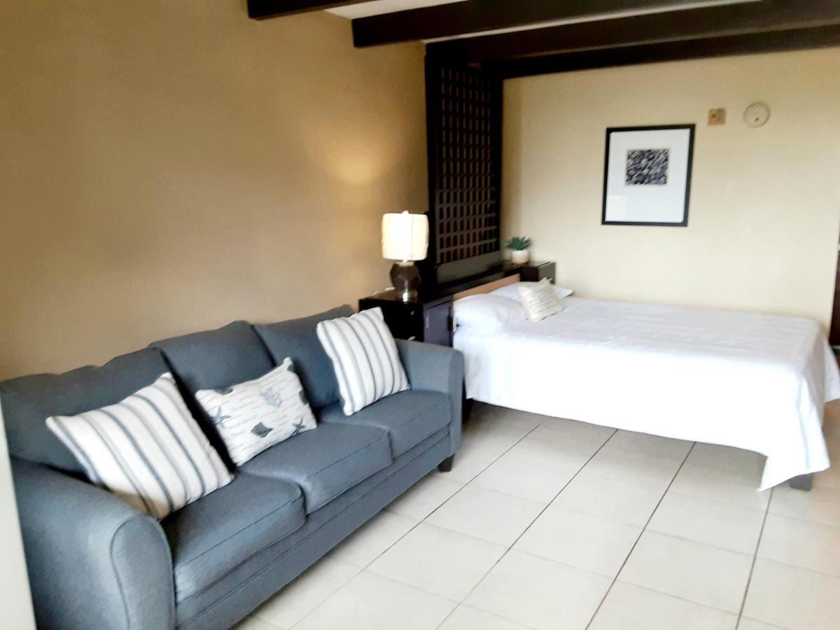 Charming One Bedroom Resort-Style Studio With Pool And Beach Access Ruskin Bagian luar foto